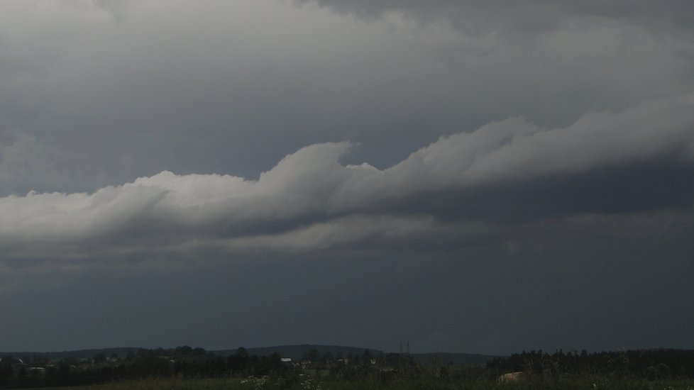 Takhle vypadala bouřka u Počítek u Žďáru nad Sázavou. (1. 7. 2019)