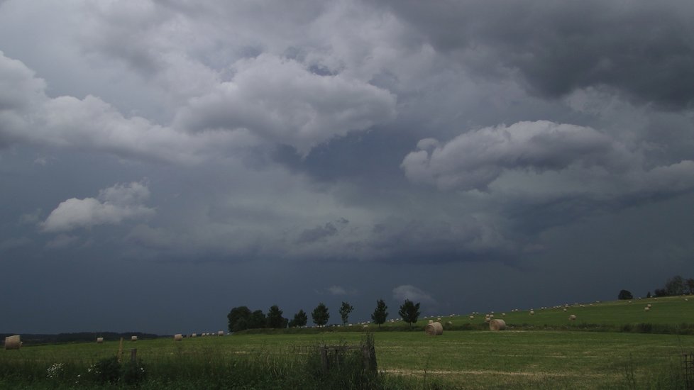 Takhle vypadala bouřka u Počítek u Žďáru nad Sázavou. (1.7.2019)