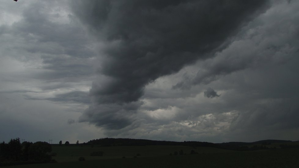 V sobotu večer a v noci na neděli mohou Čechy zasáhnout silné bouřky s nárazy větru až 70 kilometrů za hodinu a kroupami. (ilustrační foto)