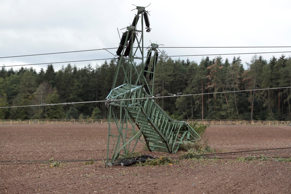 Krušovic na Rakovnicku v noci spadlo šest příhradových stožárů velmi vysokého napětí 110 kV do křižujícího vedení napětí, které se také přetrhalo. V okresu je nyní bez proudu asi 7000 domácností