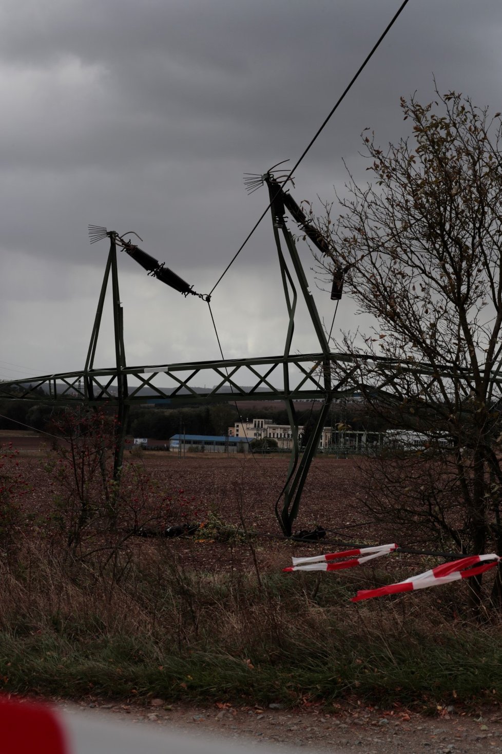 Krušovic na Rakovnicku v noci spadlo šest příhradových stožárů velmi vysokého napětí 110 kV do křižujícího vedení napětí, které se také přetrhalo. V okresu je nyní bez proudu asi 7000 domácností