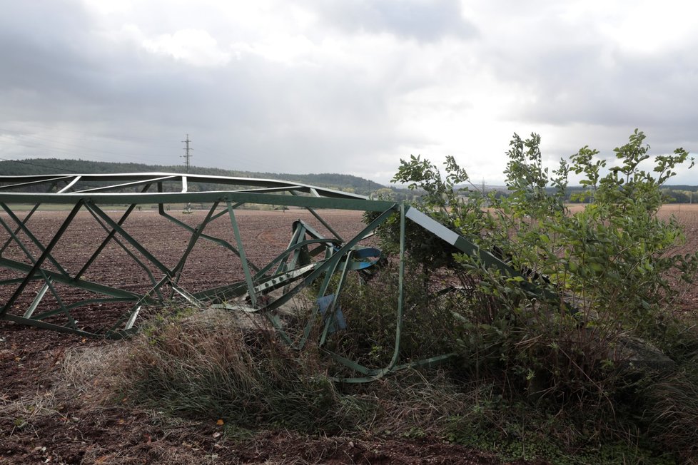 Krušovic na Rakovnicku v noci spadlo šest příhradových stožárů velmi vysokého napětí 110 kV do křižujícího vedení napětí, které se také přetrhalo. V okresu je nyní bez proudu asi 7000 domácností