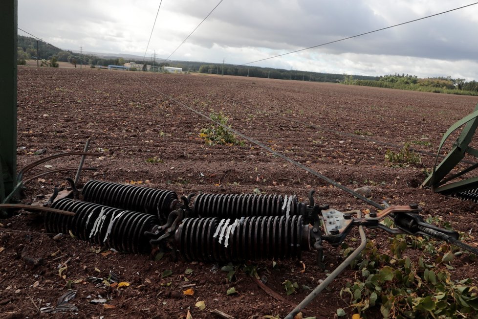 U Krušovic na Rakovnicku v noci spadlo šest příhradových stožárů velmi vysokého napětí 110 kV do křižujícího vedení napětí, které se také přetrhalo. V okresu je nyní bez proudu asi 7000 domácností.