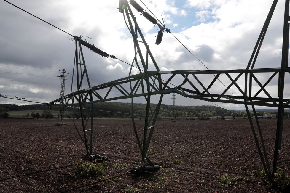Krušovic na Rakovnicku v noci spadlo šest příhradových stožárů velmi vysokého napětí 110 kV do křižujícího vedení napětí, které se také přetrhalo. V okresu je nyní bez proudu asi 7000 domácností