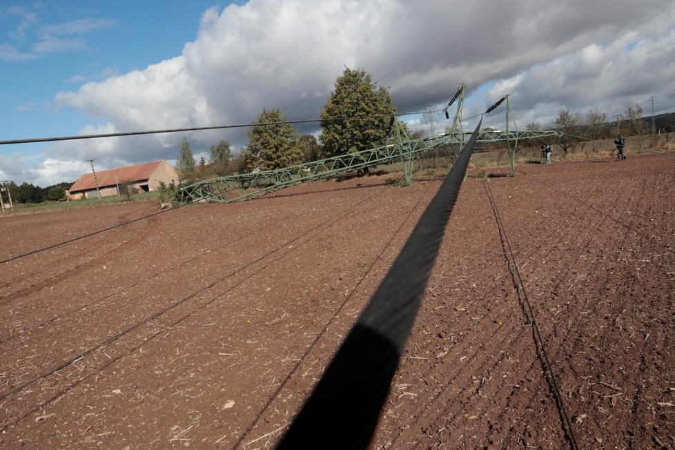 Krušovic na Rakovnicku v noci spadlo šest příhradových stožárů velmi vysokého napětí 110 kV do křižujícího vedení napětí, které se také přetrhalo. V okresu je nyní bez proudu asi 7000 domácností