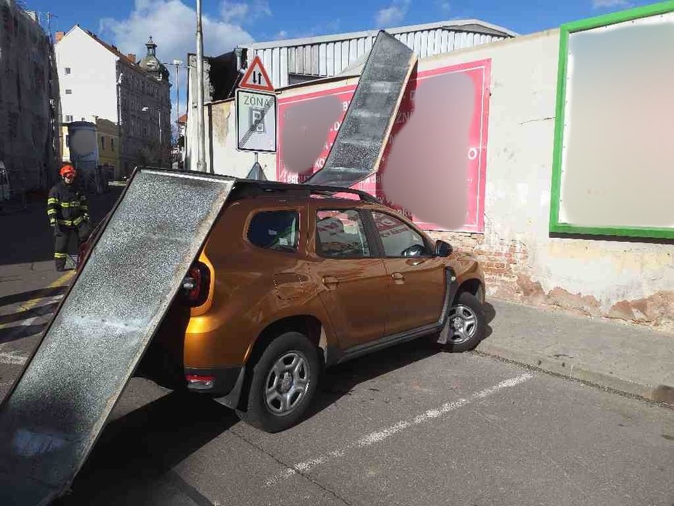 Vichřice zničila auto zaparkované ve Znojmě.