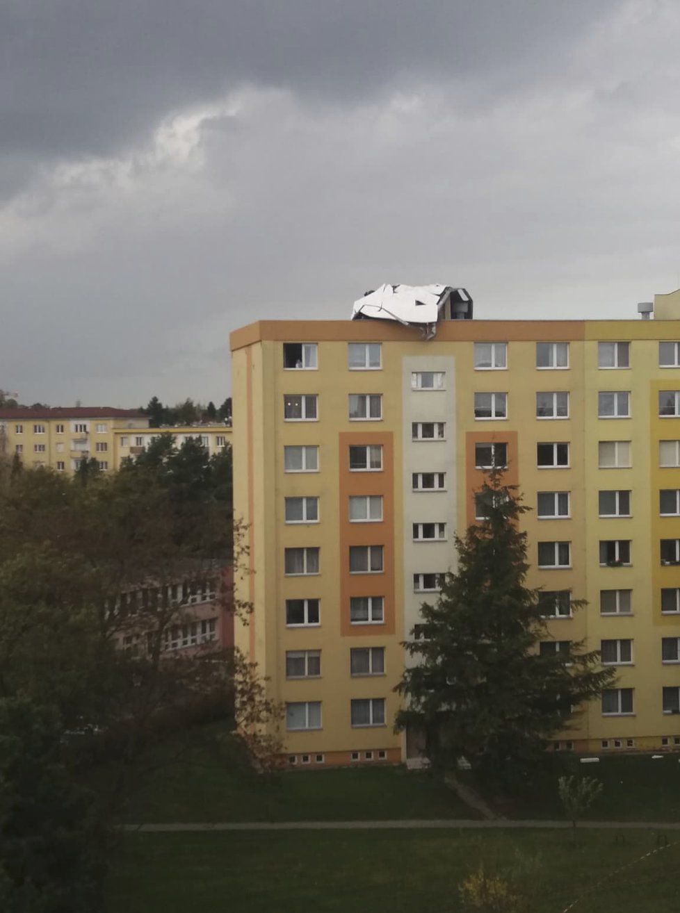 Na paneláku v Olomouci přistála zřejmě část jiného domu. Vítr se Českem prohnal rychlostí až 90 km/h (30.10.2018)