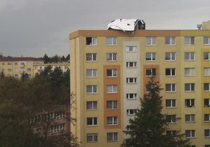Na paneláku v Olomouci přistála zřejmě část jiného domu. Vítr se Českem prohnal rychlostí až 90 km/h (30.10.2018)