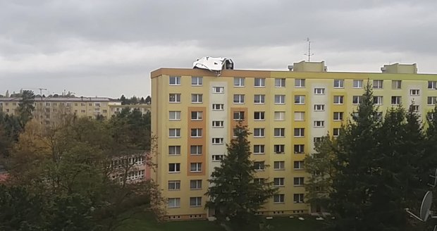 Na paneláku v Olomouci přistála zřejmě část jiného domu. Vítr se Českem prohnal rychlostí až 90 km/h (30.10.2018)