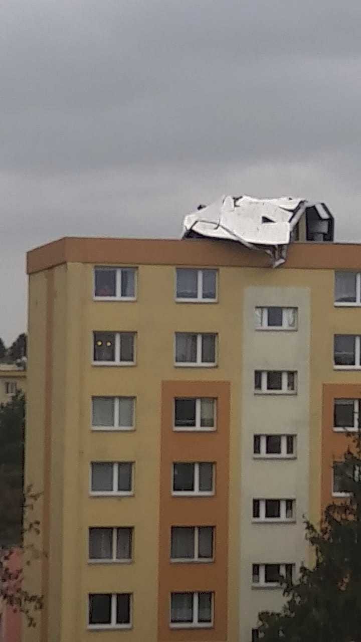 Na paneláku v Olomouci přistála zřejmě část jiného domu. Vítr se Českem prohnal rychlostí až 90 km/h (30.10.2018)