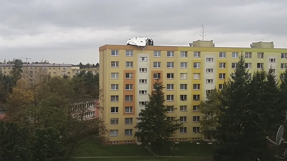 Na paneláku v Olomouci přistála zřejmě část jiného domu. Vítr se Českem prohnal rychlostí až 90 km/h (30.10.2018)