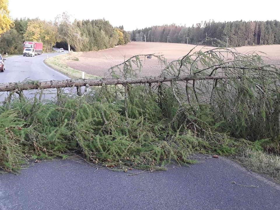 Česko zasáhl silný vítr a lámal stromy (30. 9. 2019)