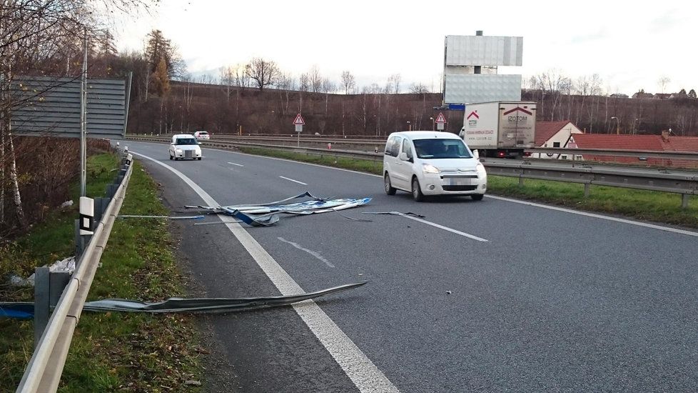 V Jihlavě vichřice rozmetala plošné dopravní značení na přivaděči dálnice D1.