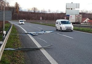 V Jihlavě vichřice rozmetala plošné dopravní značení na přivaděči dálnice D1. (ilustrační foto)