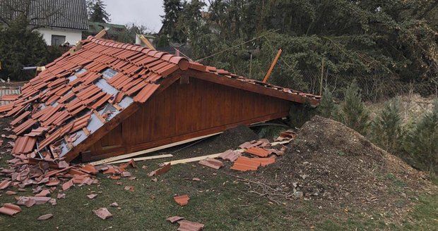 Škody po vichřicích stouply loni na dvojnásobek. Vítr odnášel slepice, ploty i střechy