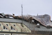 Škola v Brně, ze které vichřice servala střechu: V úterý už otevře, ale děti musí zadním vchodem