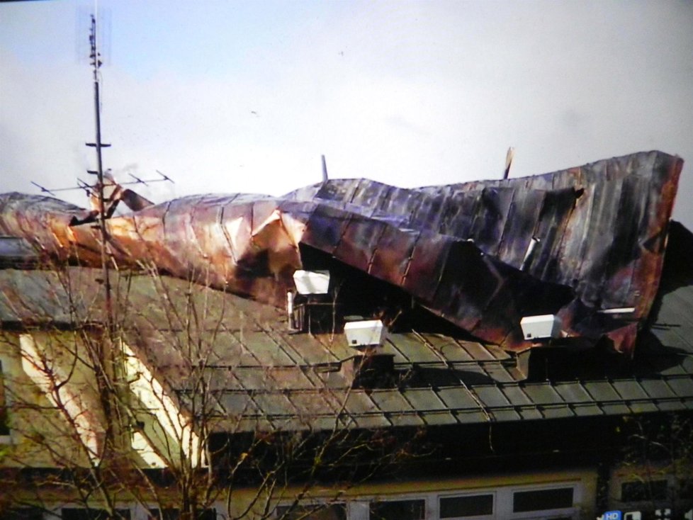 Vichřice odfoukla část plechové střechy základní školy na Horníkově ulici v Brně-Líšni.