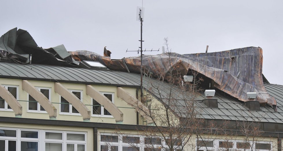 Vichřice odfoukla část plechové střechy základní školy na Horníkově ulici v Brně-Líšni.