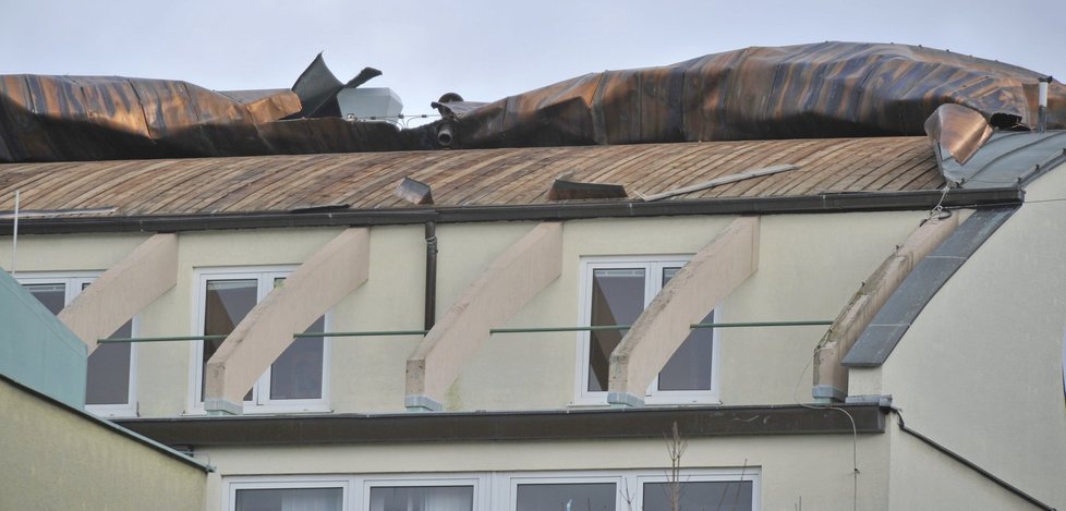 Vichřice odfoukla část plechové střechy základní školy na Horníkově ulici v Brně-Líšni.