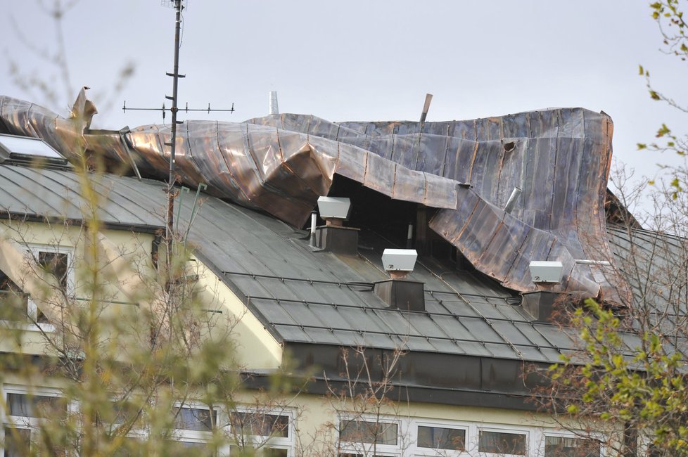 Vichřice odfoukla část plechové střechy základní školy na Horníkově ulici v Brně-Líšni.