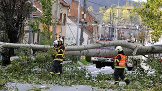 Nedělení vichřice odřízla od elektřiny desítky tisíc lidí, kalamitní stav i nadále trvá