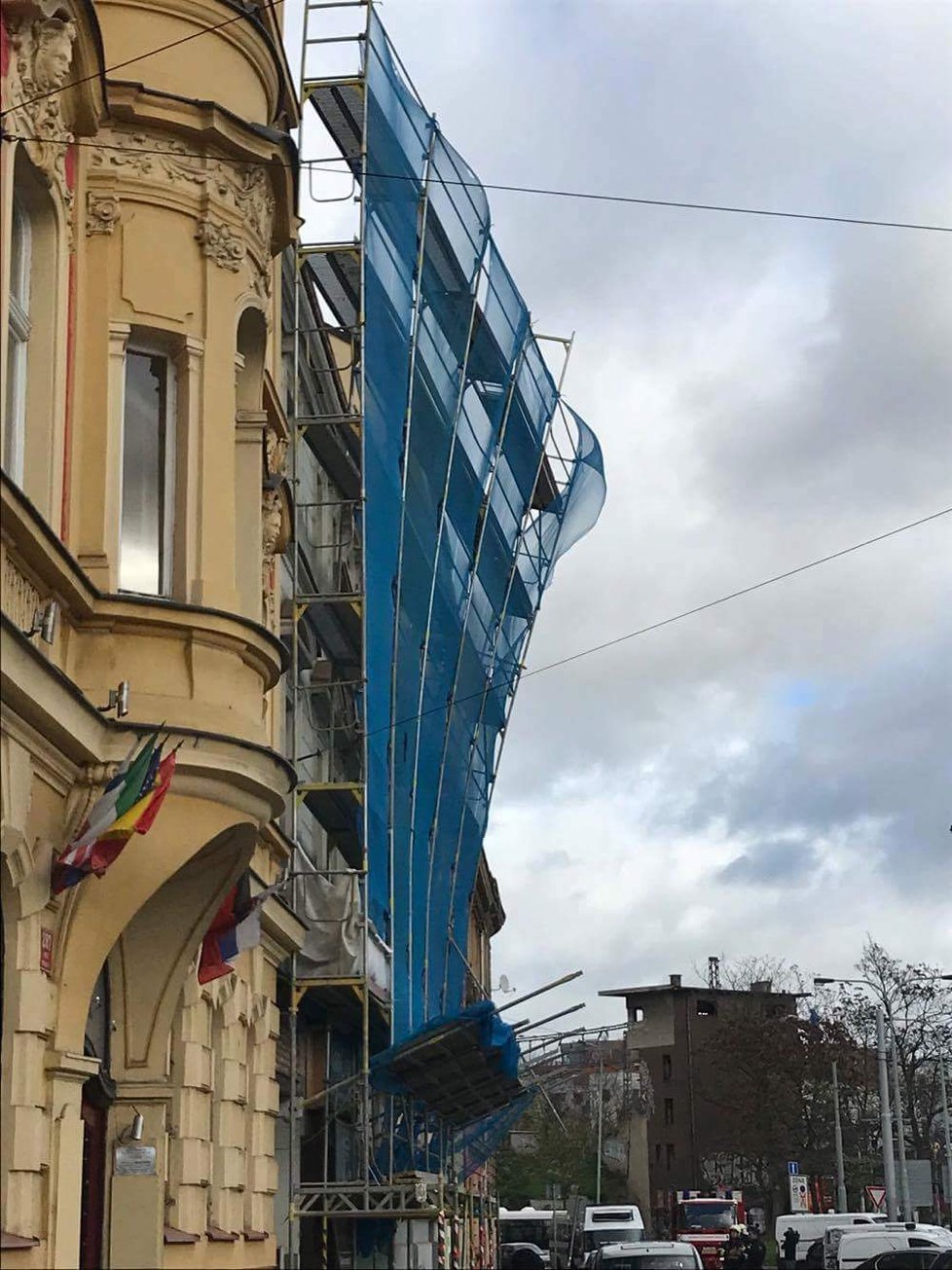 Foto od čtenáře Blesku: Vichřice strhla v Praze-Nuslích lešení na zaparkovaná auta.