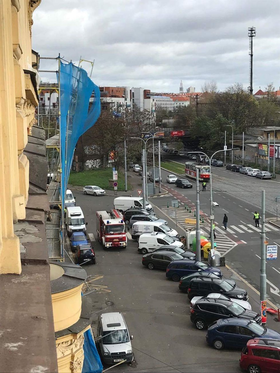 Foto od čtenáře Blesku: Vichřice strhla v Praze-Nuslích lešení na zaparkovaná auta.