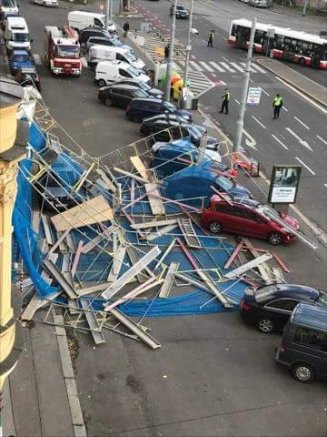 Foto od čtenáře Blesku: Vichřice strhla v Praze-Nuslích lešení na zaparkovaná auta