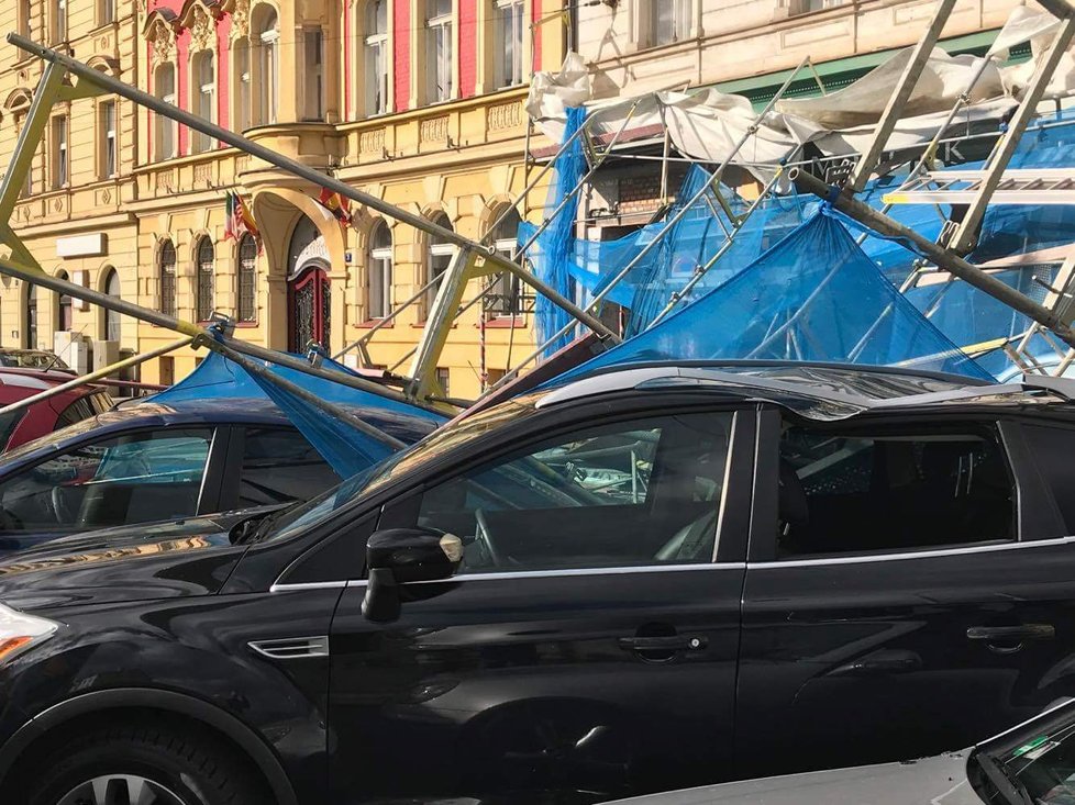 Foto od čtenáře Blesku: Vichřice strhla v Praze-Nuslích lešení na zaparkovaná auta