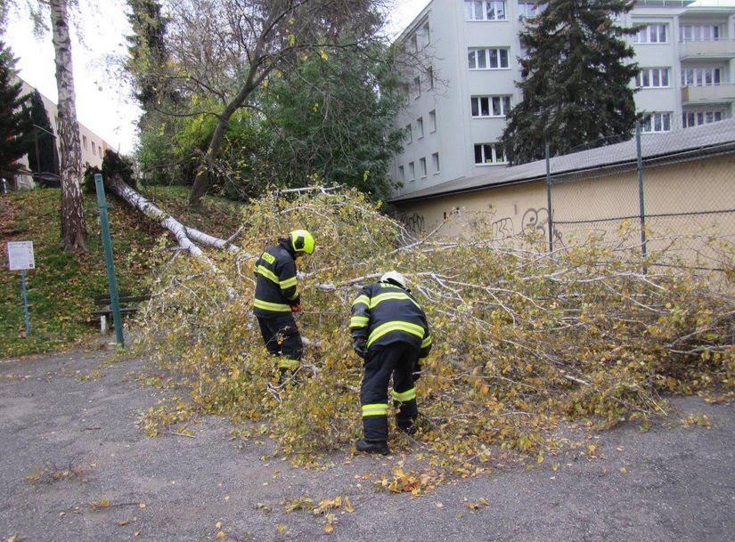 Vichřice v Česku: Silný vítr potrápil i hasiče ve Zlínském kraji.