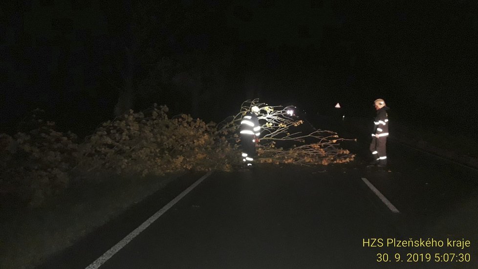 Na Klatovsku, Tachovsku, Domažlicku a Plzni-sever vyjížděli hasiči již více než k 50 případům spojených se silným větrem.