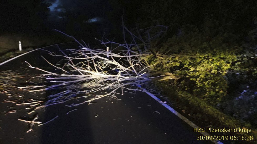 Na Klatovsku, Tachovsku, Domažlicku a Plzni-sever vyjížděli hasiči již více než k 50 případům spojených se silným větrem.