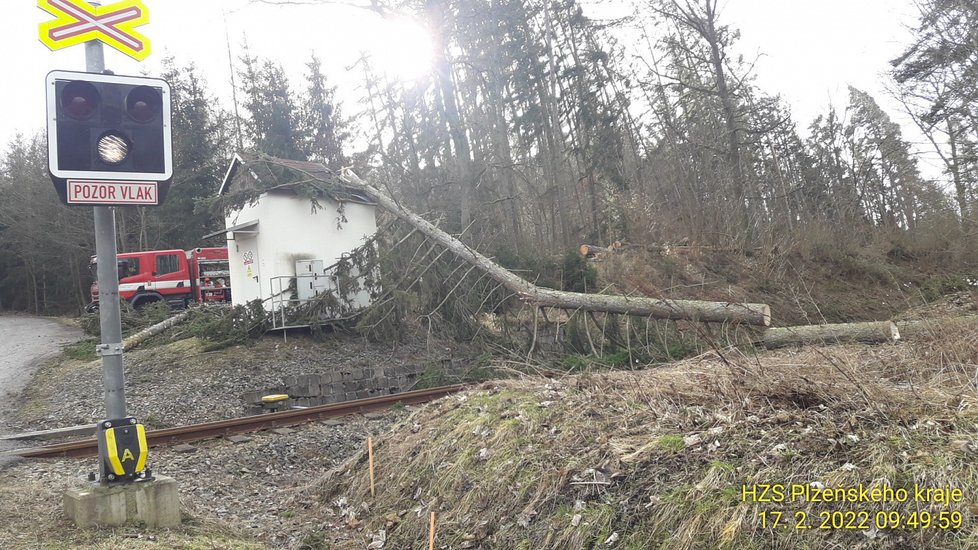 Vítr poškodil střechy, polámal stromy. Hasiči zasahují u stovek hlášení po celé republice