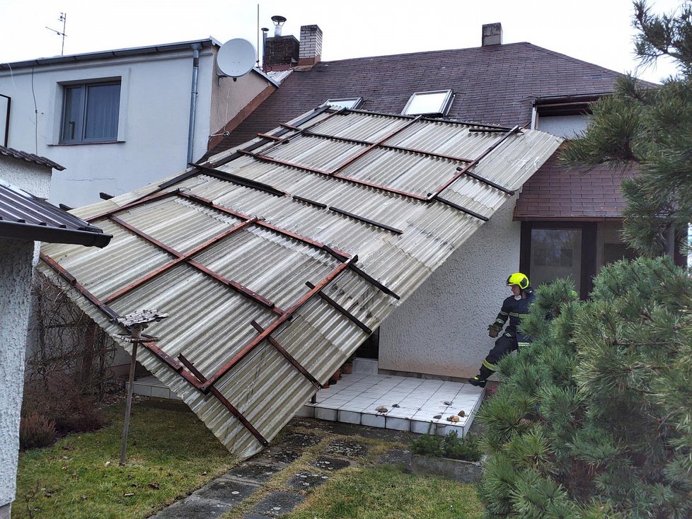 Vítr poškodil střechy, polámal stromy v Česku