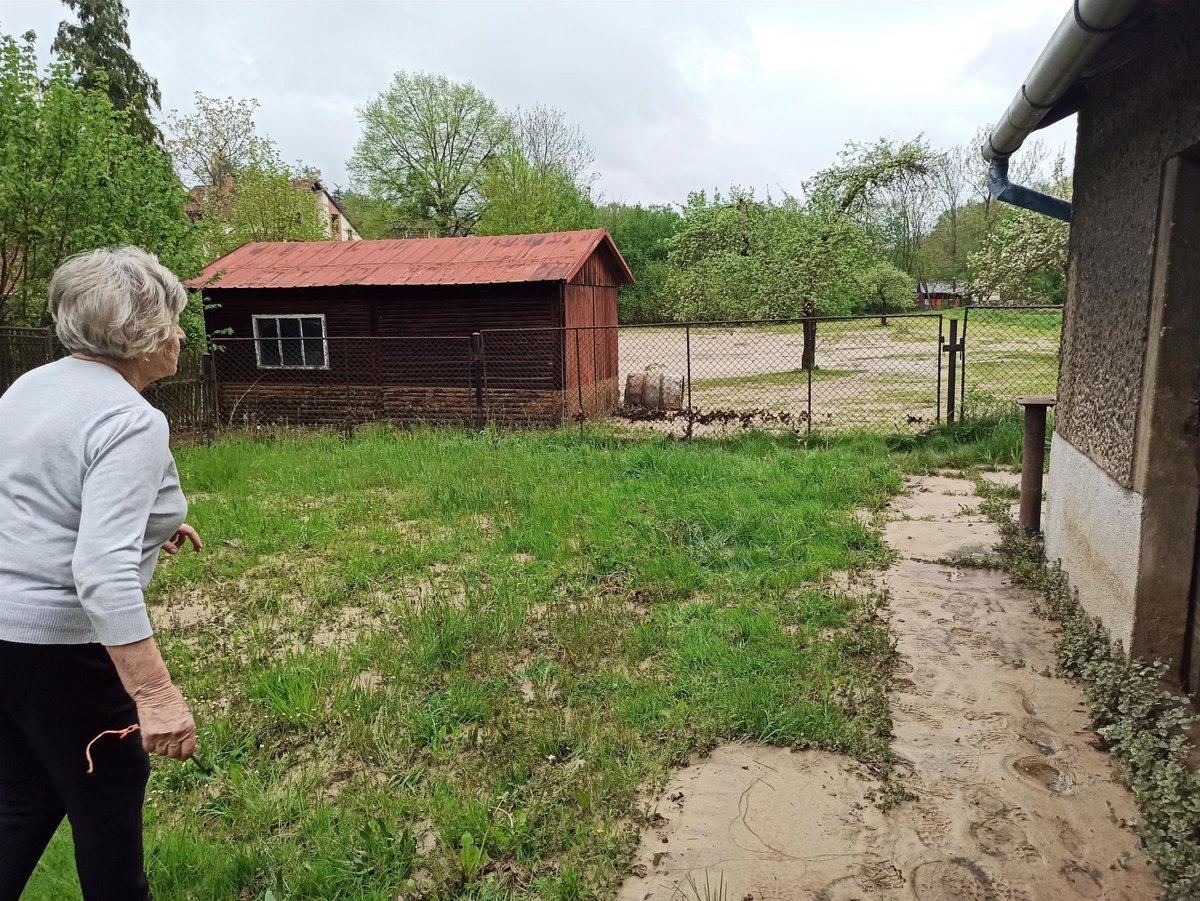 Zahrada, sklep, stodola, všude zůstaly po odtečení vody nánosy bahna.