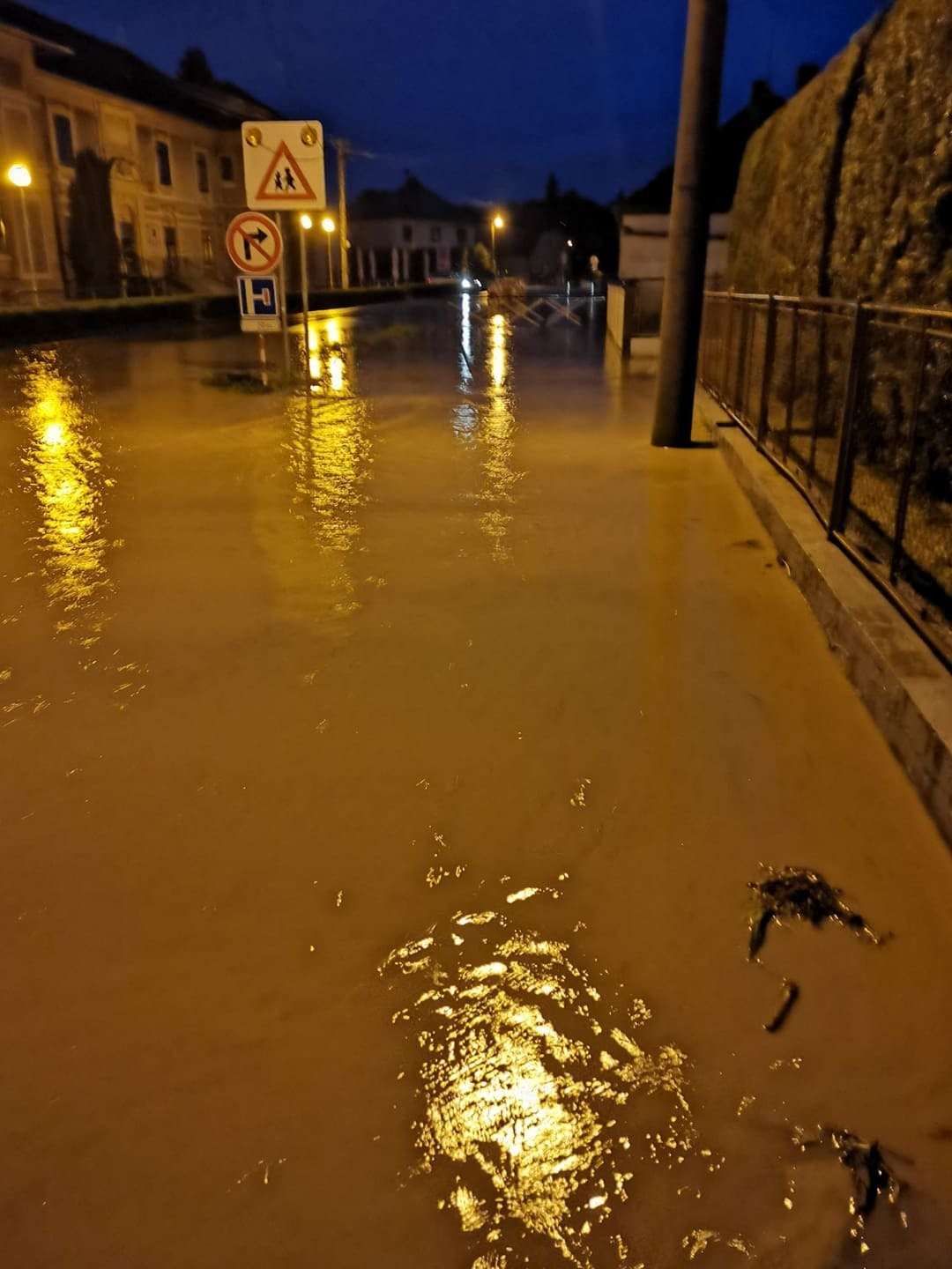 Prudké lijáky v Šilheřovicích na Opavsku po sobě zanechaly spoušť.