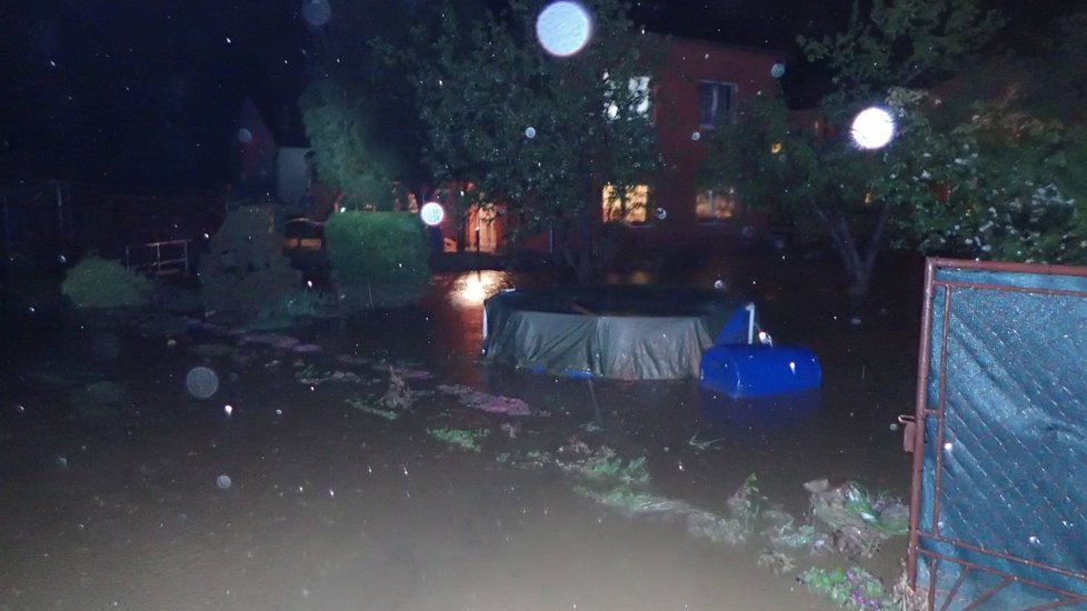 V Šilheřovicích na Opavsku přetekly dva rybník, hasiči odsud evakuovali i seniorku s chlapcem.