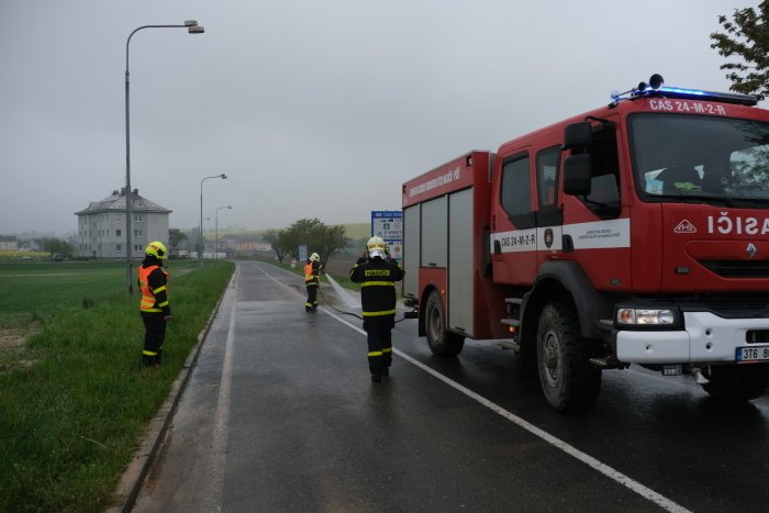 Hasiči odklízí po lijáku nánosy bahna v obci Píšť v Moravskoslezském kraji.