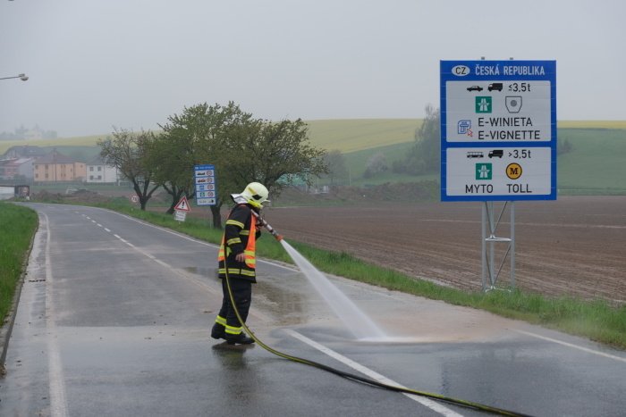 Hasiči odklízí po lijáky nánosy bahne v obci Píšť v Moravskoslezském kraji.