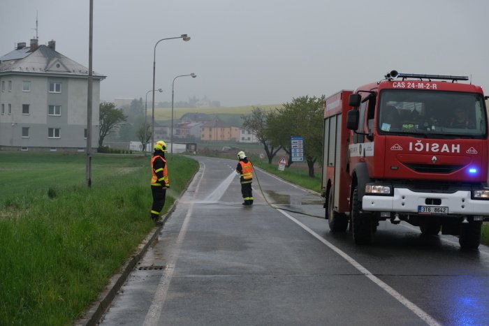 Hasiči odklízí po lijáku nánosy bahna v obci Píšť v Moravskoslezském kraji.