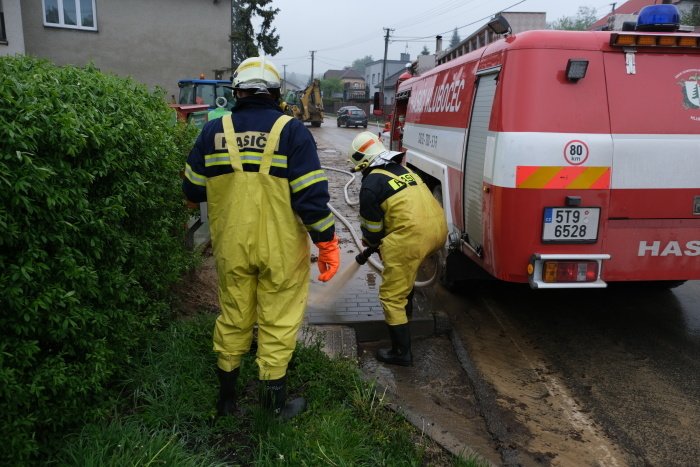 Šilheřovice na Opavsku jsou nejvíce postiženou obcí po vydatných lijácích. Bahno a voda tu zanesly domy, silnice i školu.