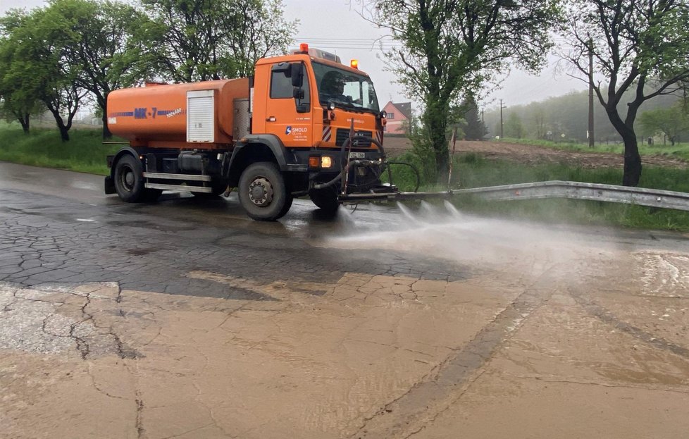 Cestáři se prali s bahnem, kterého bylo na silnicích až po kolena.