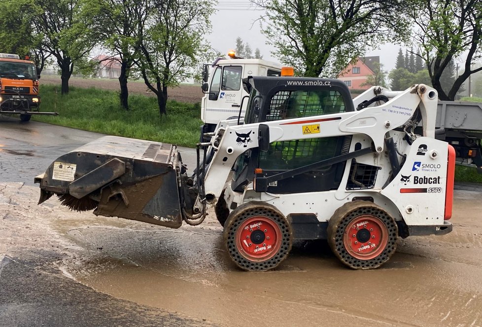 Cestáři se prali s bahnem, kterého bylo na silnicích až po kolena.