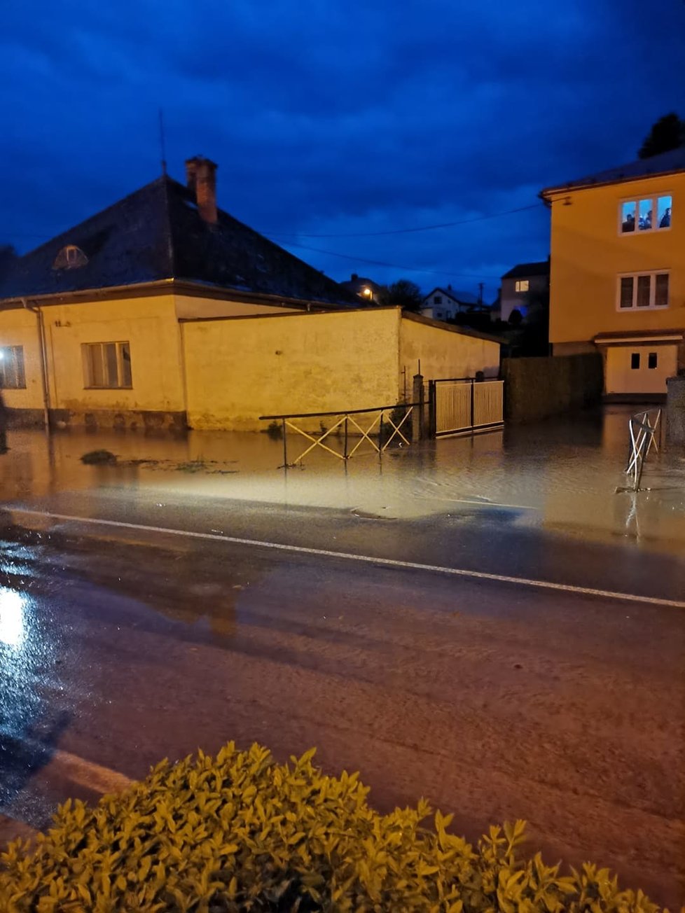 Prudké lijáky v Šilheřovicích na Opavsku po sobě zanechaly spoušť.