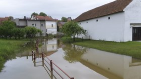 Rozvodněný Opatovický potok v obci Ústí nedaleko Teplic nad Bečvou na Přerovsku (23.5 2019)