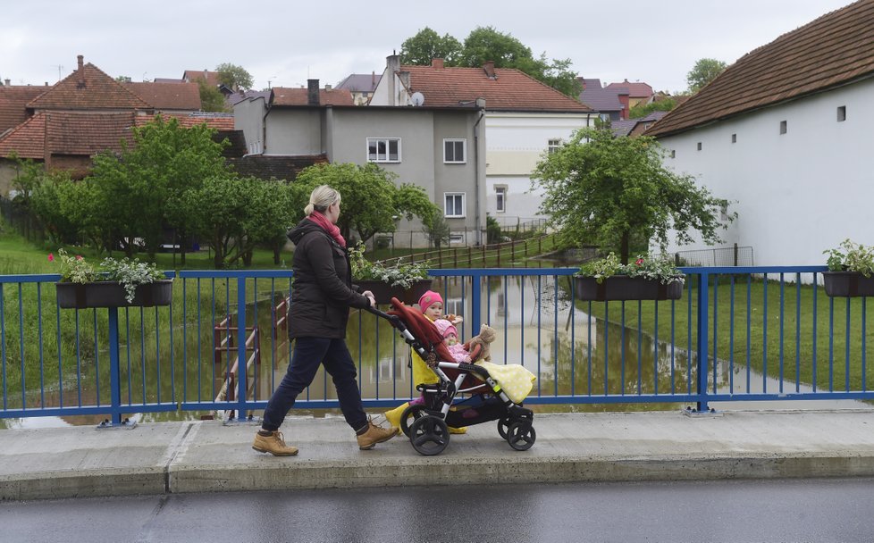 Rozvodněný Opatovický potok v obci Ústí nedaleko Teplic nad Bečvou na Přerovsku (23.5 2019)