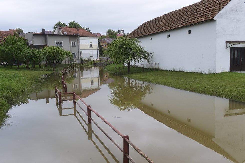 Rozvodněný Opatovický potok v obci Ústí nedaleko Teplic nad Bečvou na Přerovsku (23.5 2019)