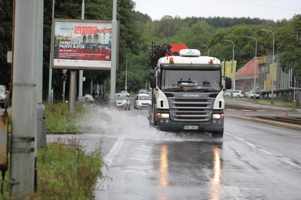 Silné bouřky někde způsobily i lehké záplavy, sucho ale nadále trvá (7.8.2019)