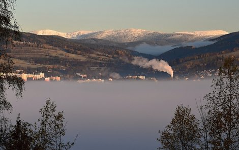 Město v mlze a nad ním zasněžené hřebeny Krkonoš. Tohle umí inverze.