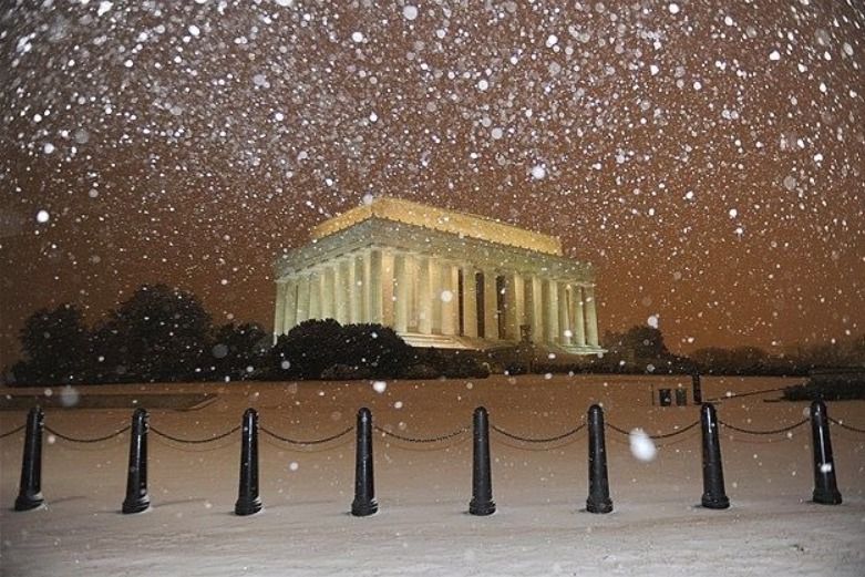 Ve Washingtonu už začalo pořádně sněžit v noci na čtvrtek